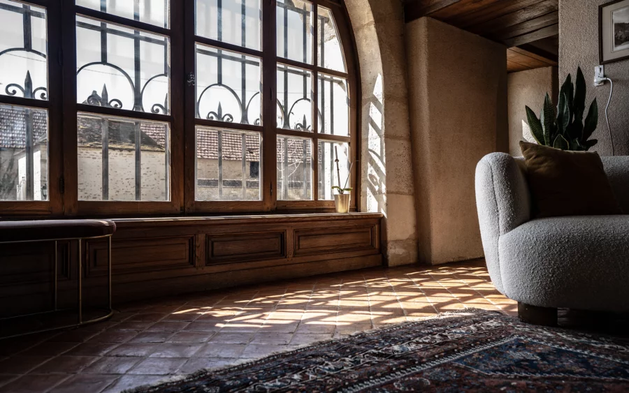 Salon du manoir du XVIᵉ siècle en Bourgogne à vendre - Arrière-Cour, agence immobilière spécialisée en Bourgogne