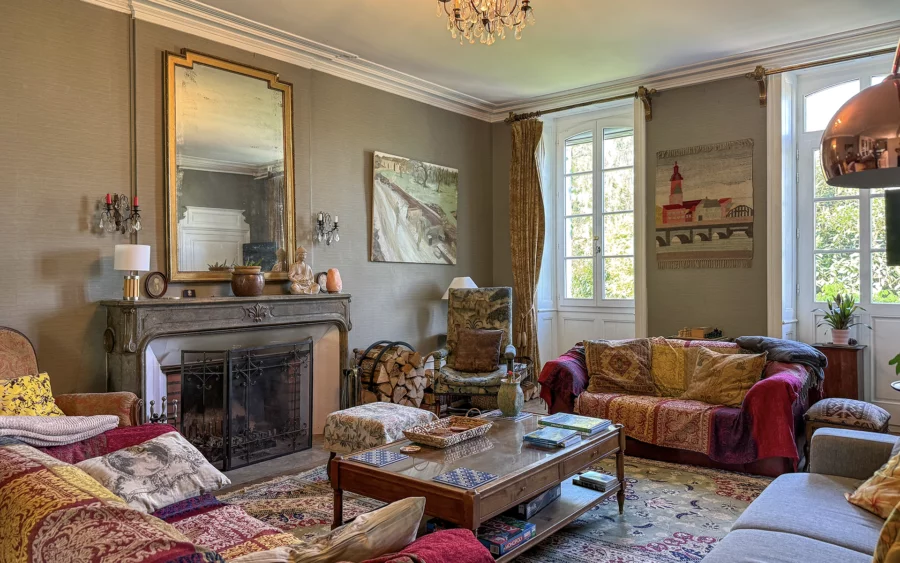 Salon d'une belle demeure du XVIIIe siècle au cœur d’un village Jurassien à vendre - Arrière-Cour, agence immobilière spécialisée dans le Jura