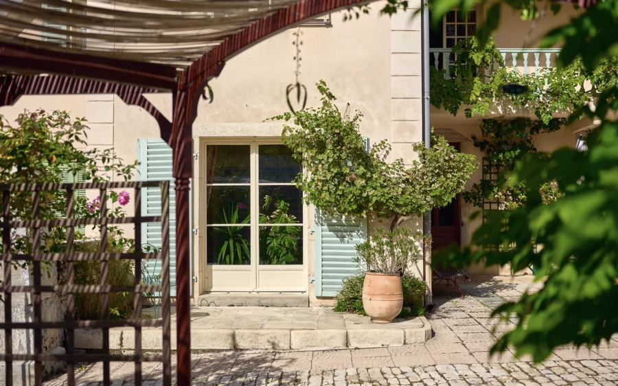 Terrasse d'une ancienne maison vigneronne aux portes d’Ornans à vendre - Arrière-Cour, agence immobilière spécialisée dans le Doubs