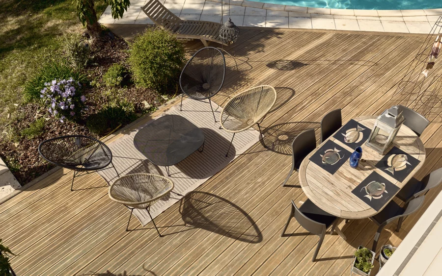Terrasse de la maison contemporaine avec piscine à Besançon à vendre - Arrière-Cour, agence immobilière spécialisée dans le Doubs