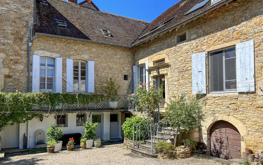 Une belle demeure du XVIIIe siècle au cœur d’un village Jurassien à vendre - Arrière-Cour, agence immobilière spécialisée dans le Jura
