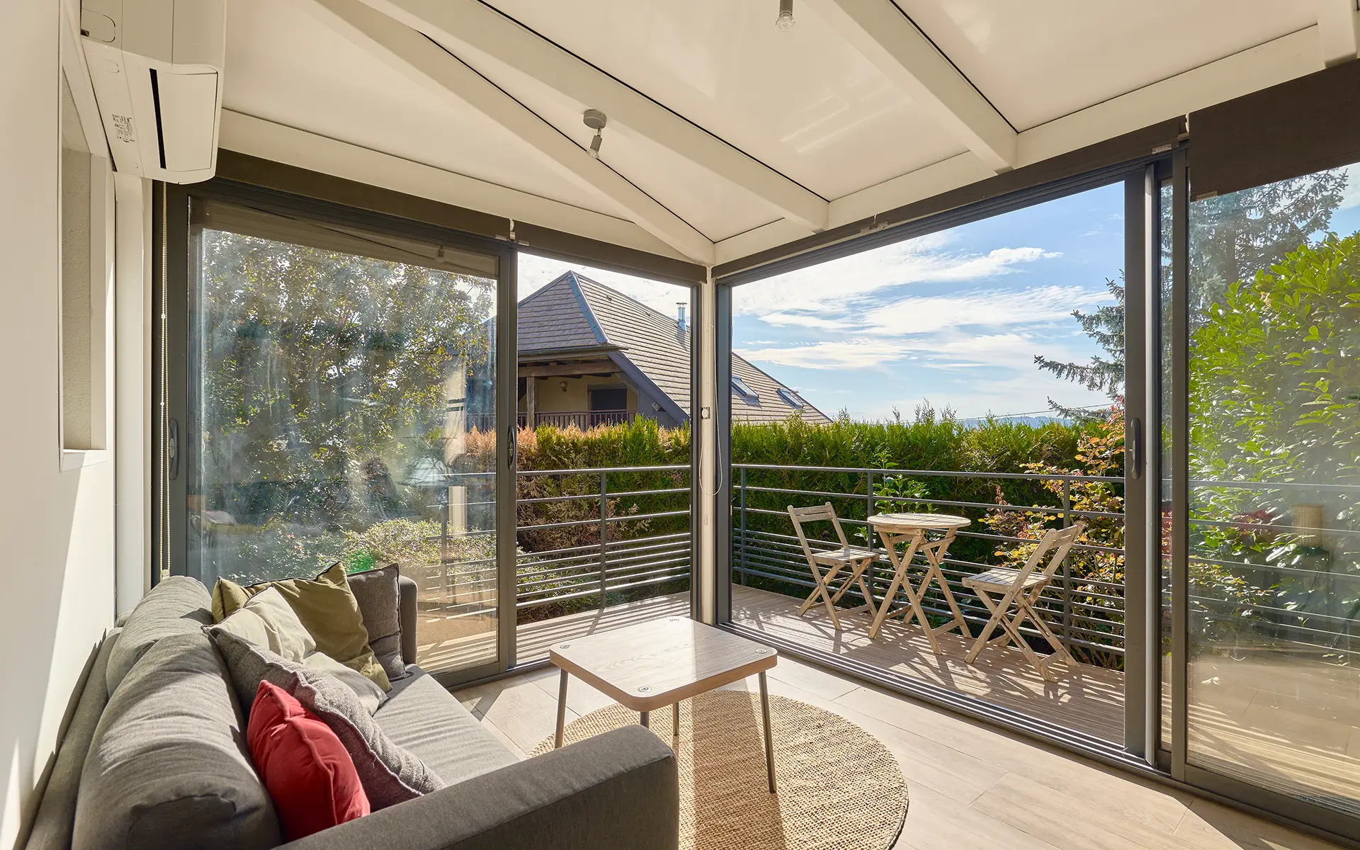 Véranda de la maison contemporaine avec piscine à Besançon à vendre - Arrière-Cour, agence immobilière spécialisée dans le Doubs