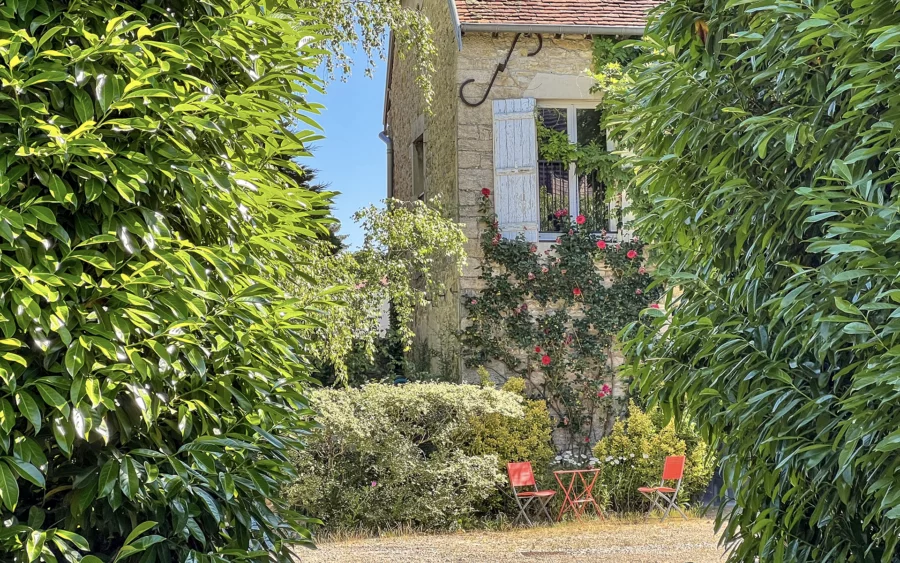 Verdure d'une belle demeure du XVIIIe siècle au cœur d’un village Jurassien à vendre - Arrière-Cour, agence immobilière spécialisée dans le Jura