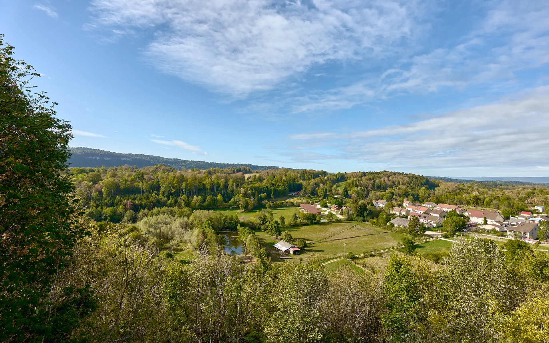 Vu dégadé sur Bonlieu de l'hôtel ouvert sur les forêts du Jura à vendre - Arrière-Cour, agence immobilière spécialisée dans le Jura