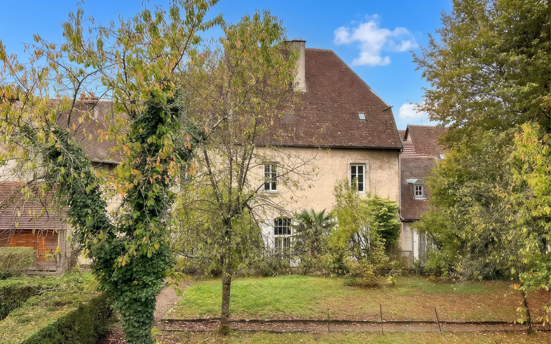 Façade de la maison de maître à Baume-les-Dames à vendre - Arrière-Cour, agence immobilière spécialisée dans le Doubs
