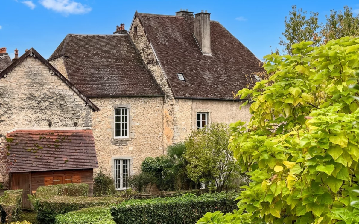 Façade lumineuse de la maison de maître à Baume-les-Dames à vendre - Arrière-Cour, agence immobilière spécialisée dans le Doubs