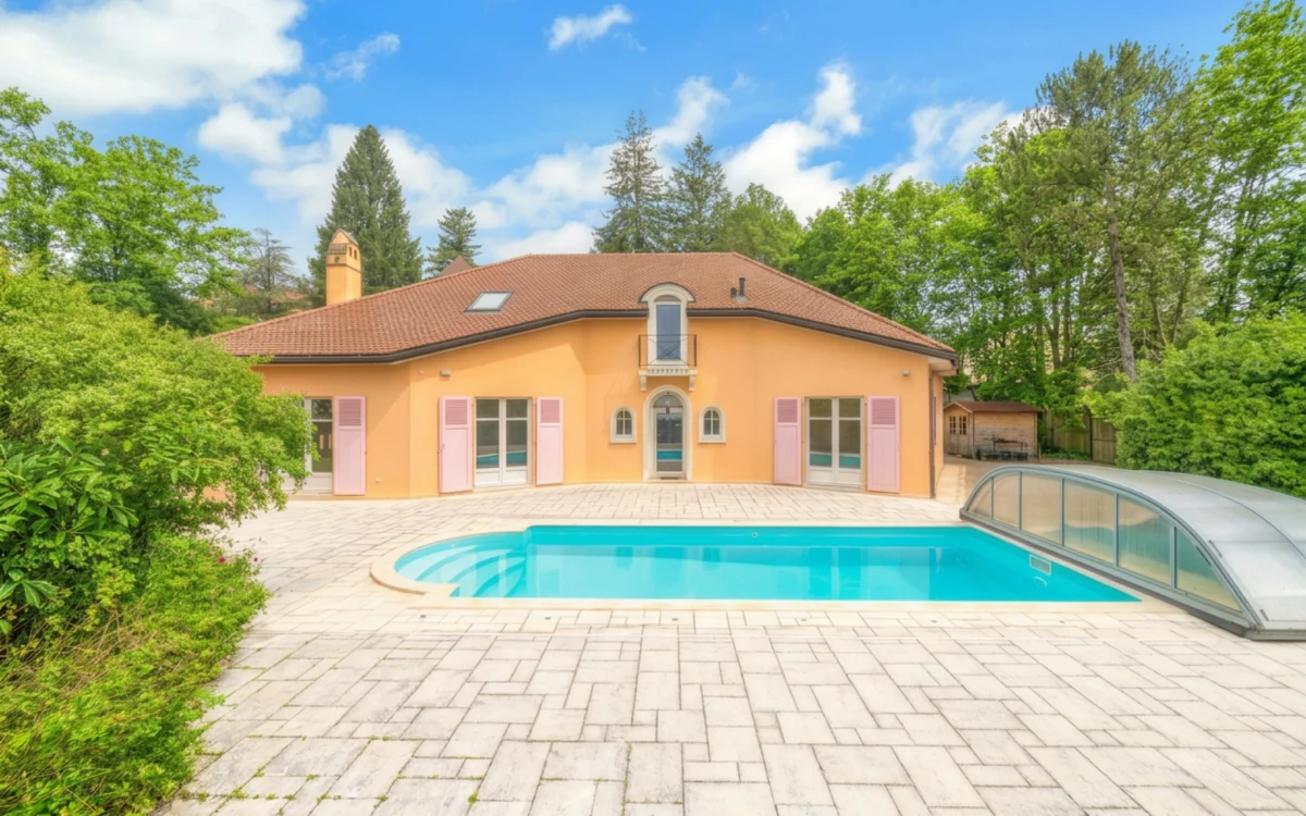 Façade lumineuse de la villa de caractère avec parc paysager à Gex à vendre - Arrière-Cour, agence immobilière spécialisée dans le Pays de Gex