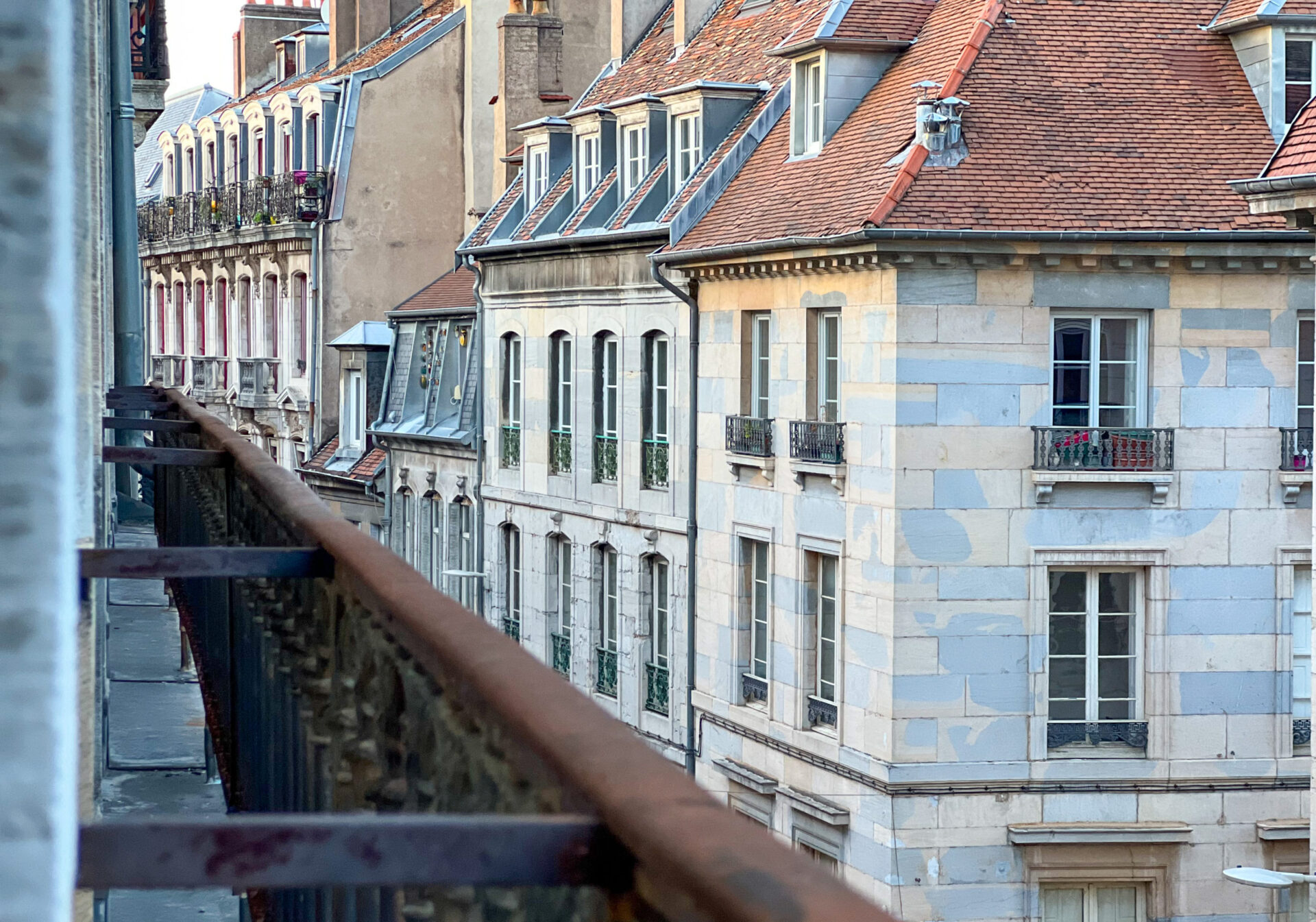 Façades anciennes en pierre de Chailluz à Besançon