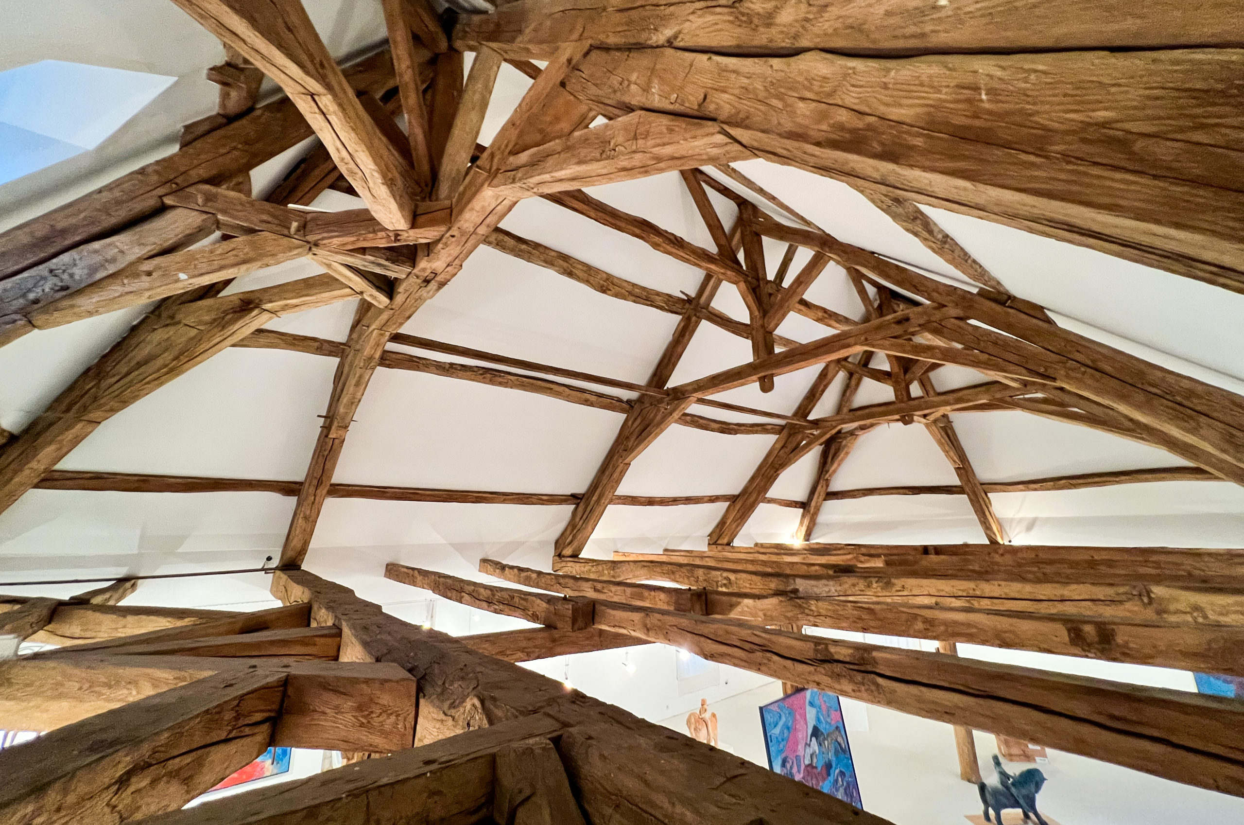 Charpente ancienne en bois avec poutres et fermes apparentes