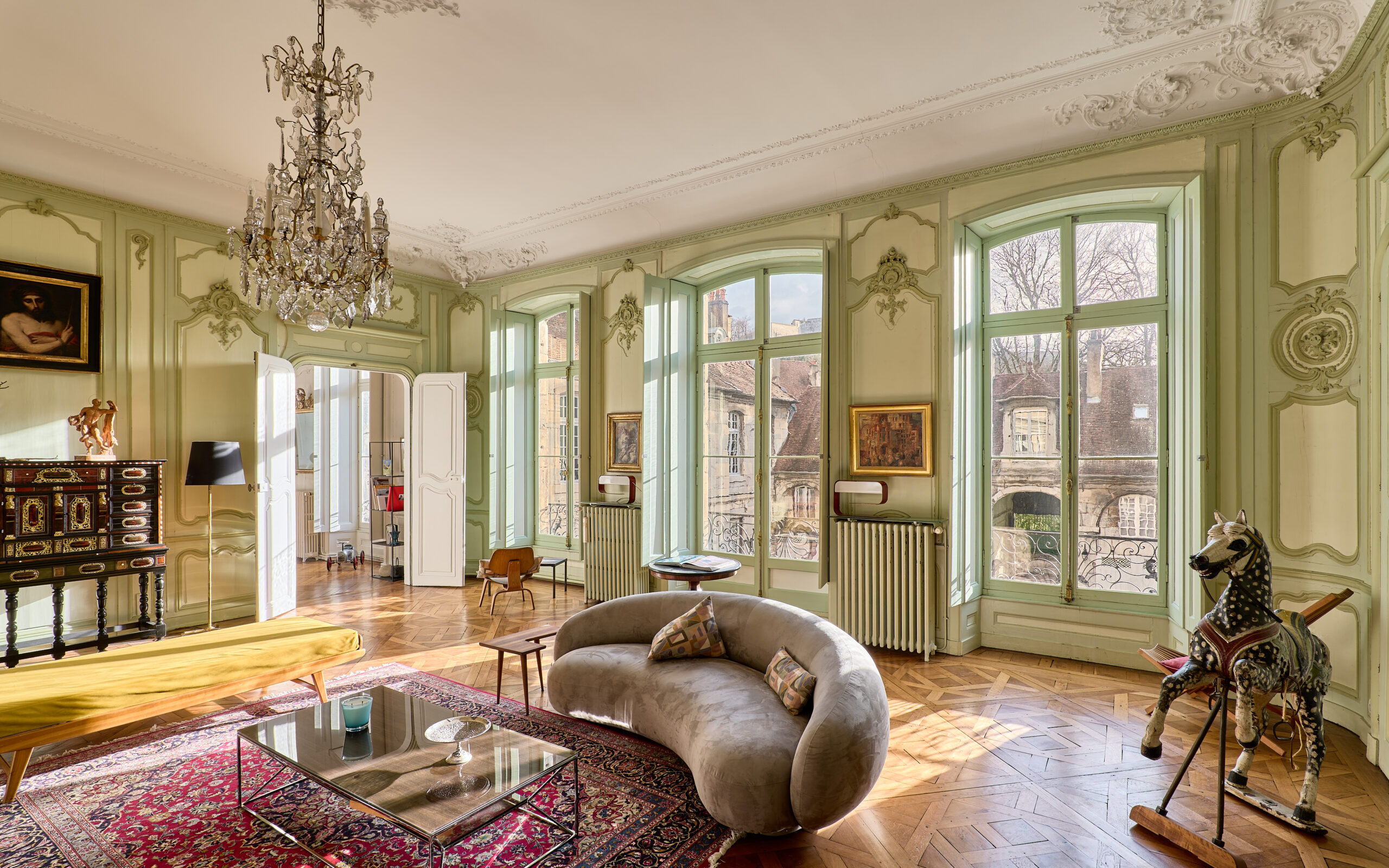 Appartement de caractère avec parquet ancien, moulures et hauts plafonds
