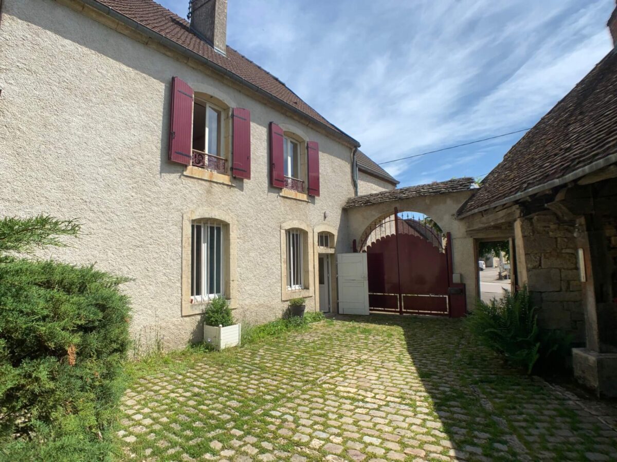 Maison et gîte à vendre À OVANCHES - Agence immobilière Arrière Cour - Spécialiste en immobilier de prestige et de caractère en Haute-Saône