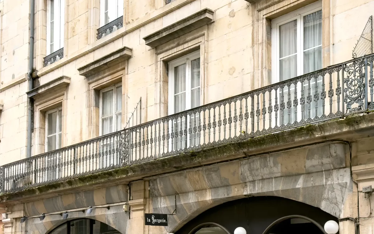 Balcon de l'immeuble de rapport au centre historique de Besançon à vendre - Arrière-Cour, agence immobilière spécialisée dans le Doubs
