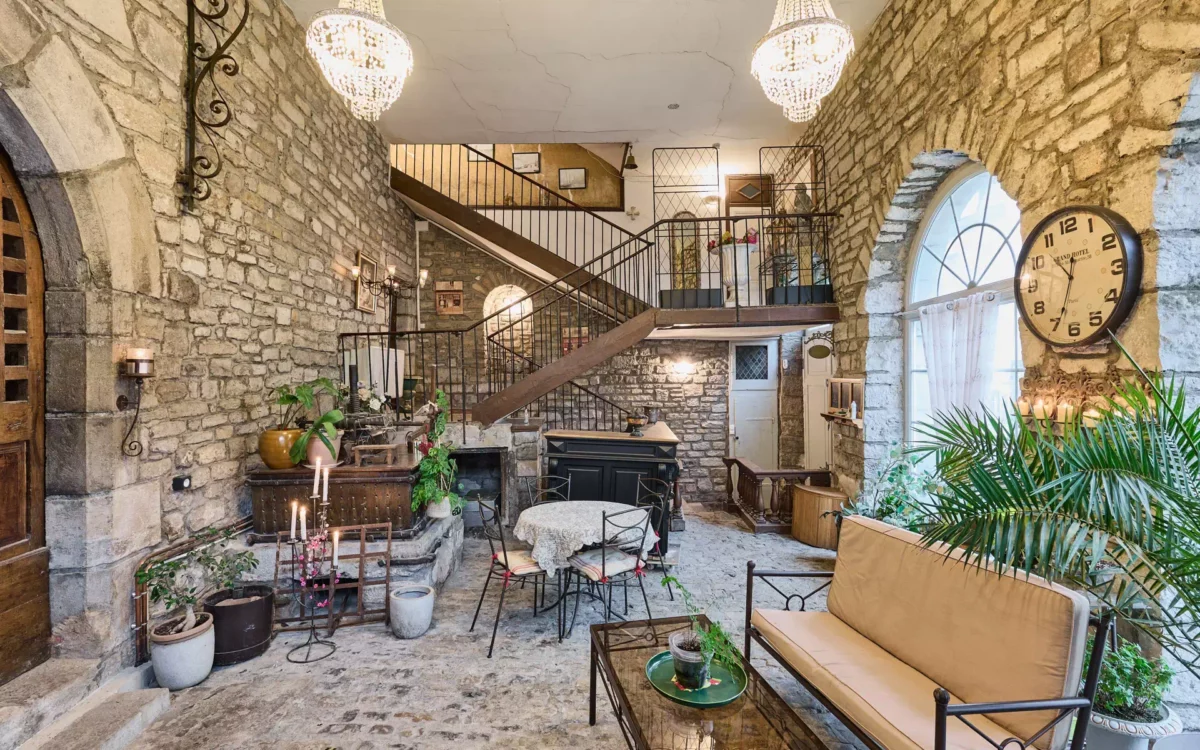 Belle pièce en pierres de l'hôtel particulier à Salins-les-Bains à vendre - Arrière-Cour, agence immobilière spécialisée en biens d'exception