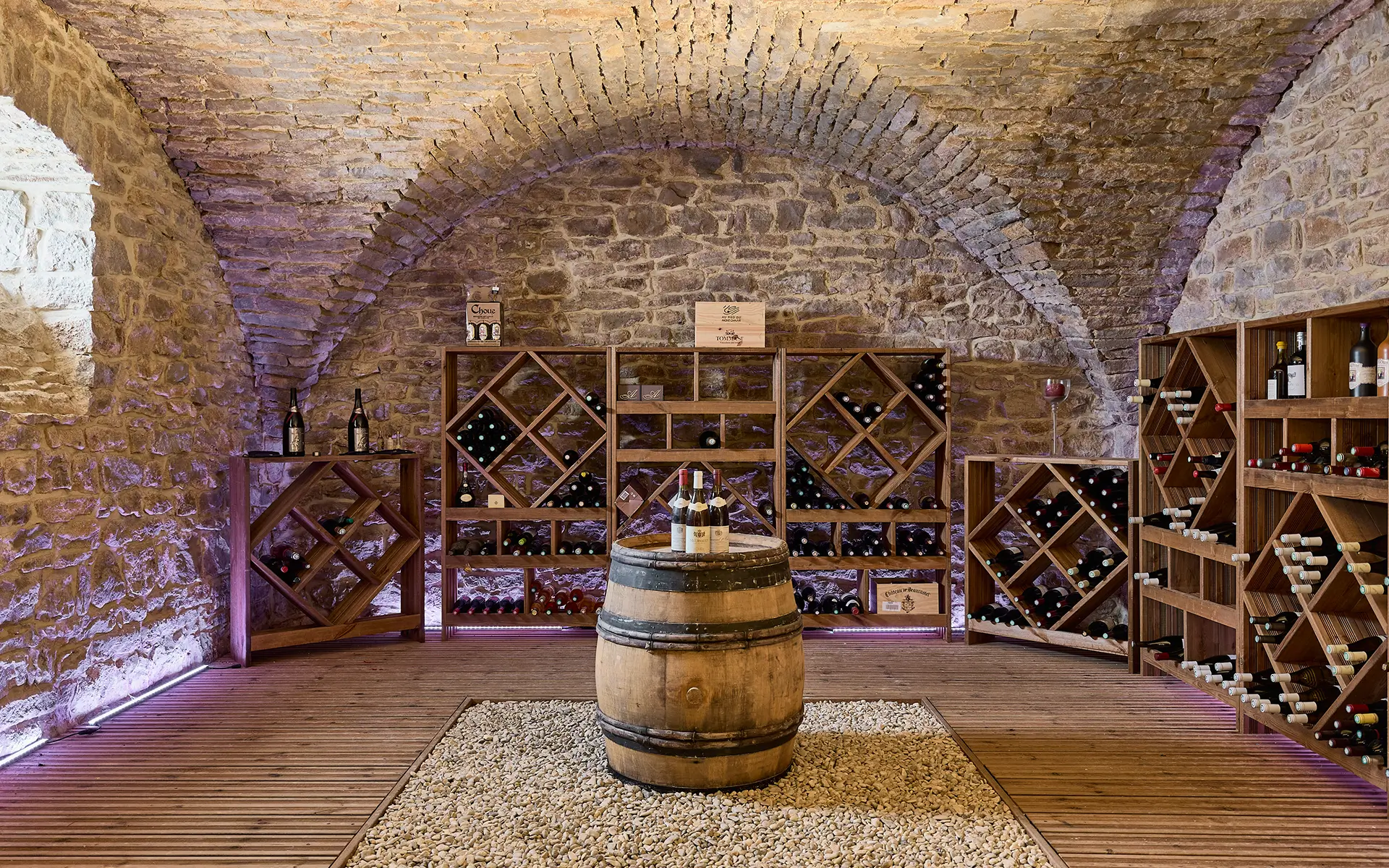 Cave voûtée en pierre d’une ancienne maison vigneronne