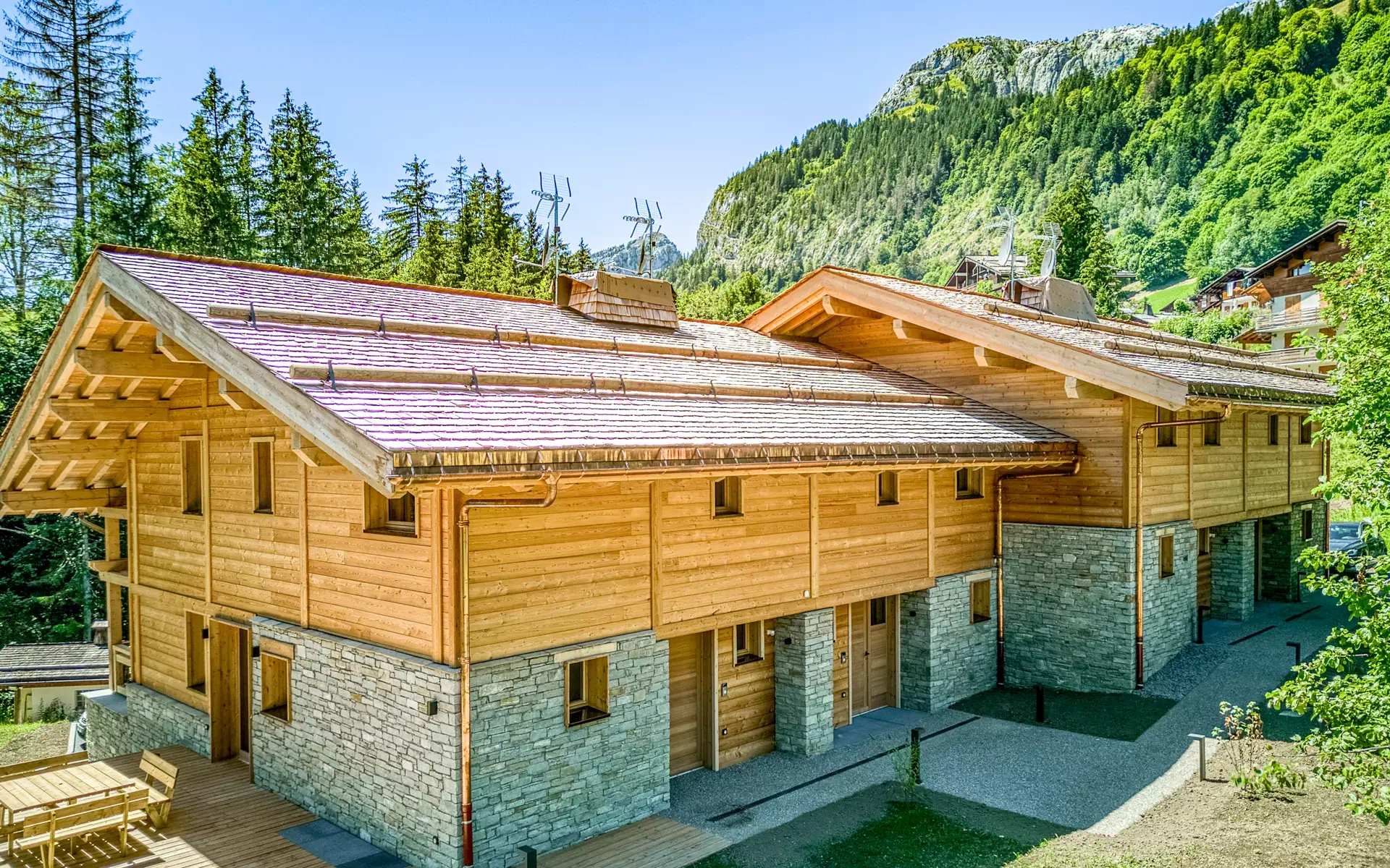 Chalet alpin en bois avec soubassement en pierre