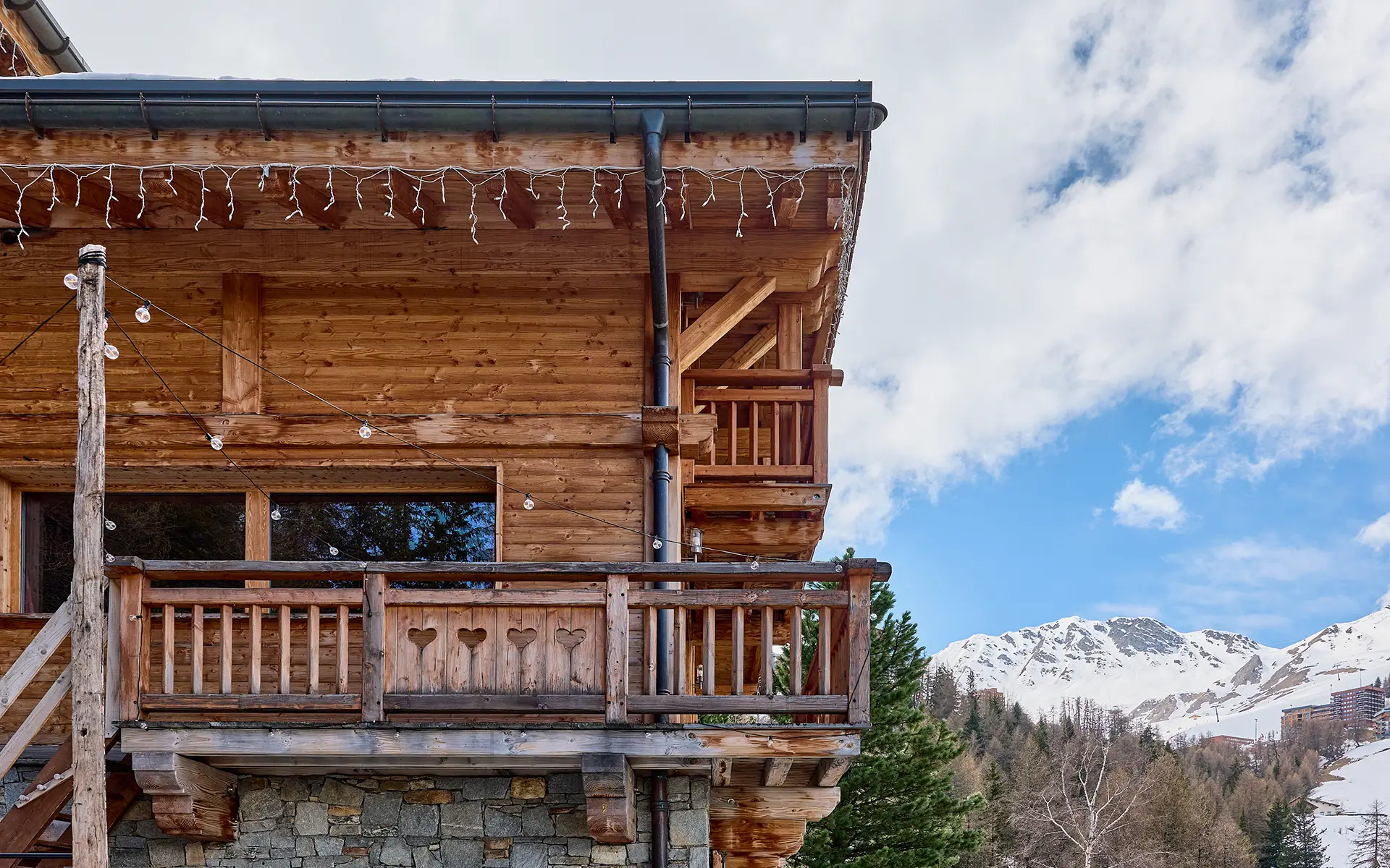 Chalet traditionnel en bois avec balcon face aux montagnes