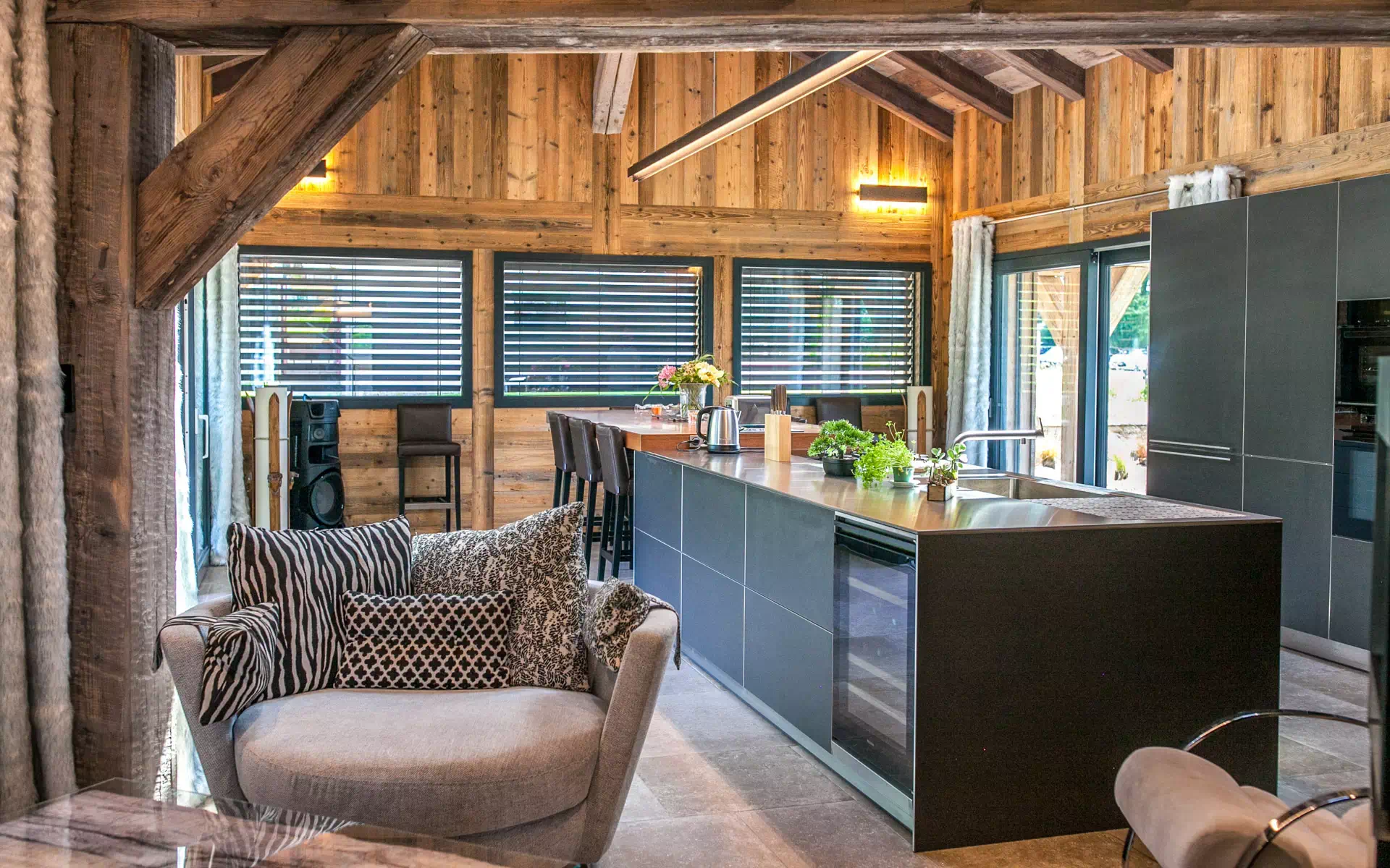 Cuisine ouverte d’un chalet contemporain avec structure en bois apparente