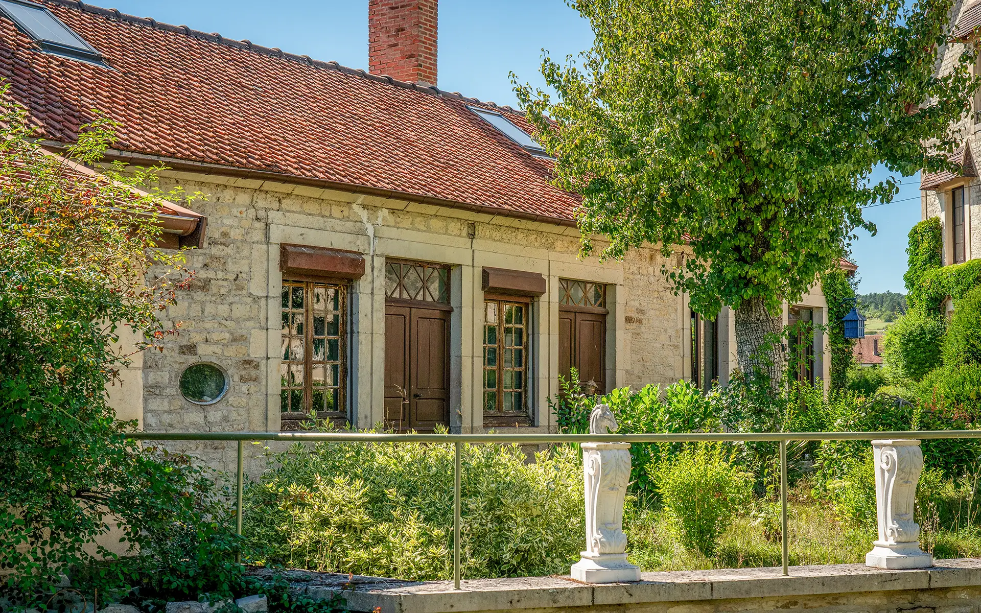 Maison ancienne en pierre avec toiture en tuiles