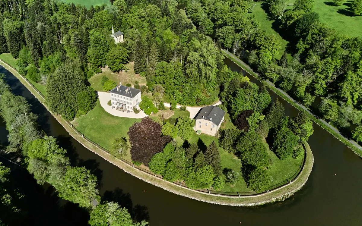 Entre canal et forêt : le château de Freland à vendre - Arrière-Cour, agence immobilière spécialisée en Haute-Saône