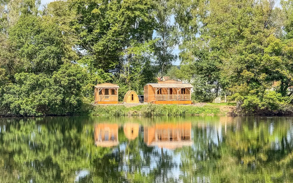 Étang avec maison et gîtes proche de Lure à vendre - Arrière-Cour, agence immobilière spécialisée à Besançon