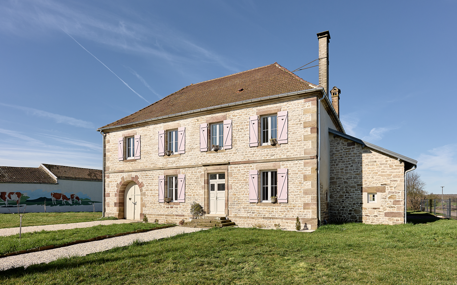 Façade de l'ancien presbytère rénové à Sainte-Marie-en-Chaux à vendre - Arrière-Cour, agence immobilière spécialisée en Haute-Saône