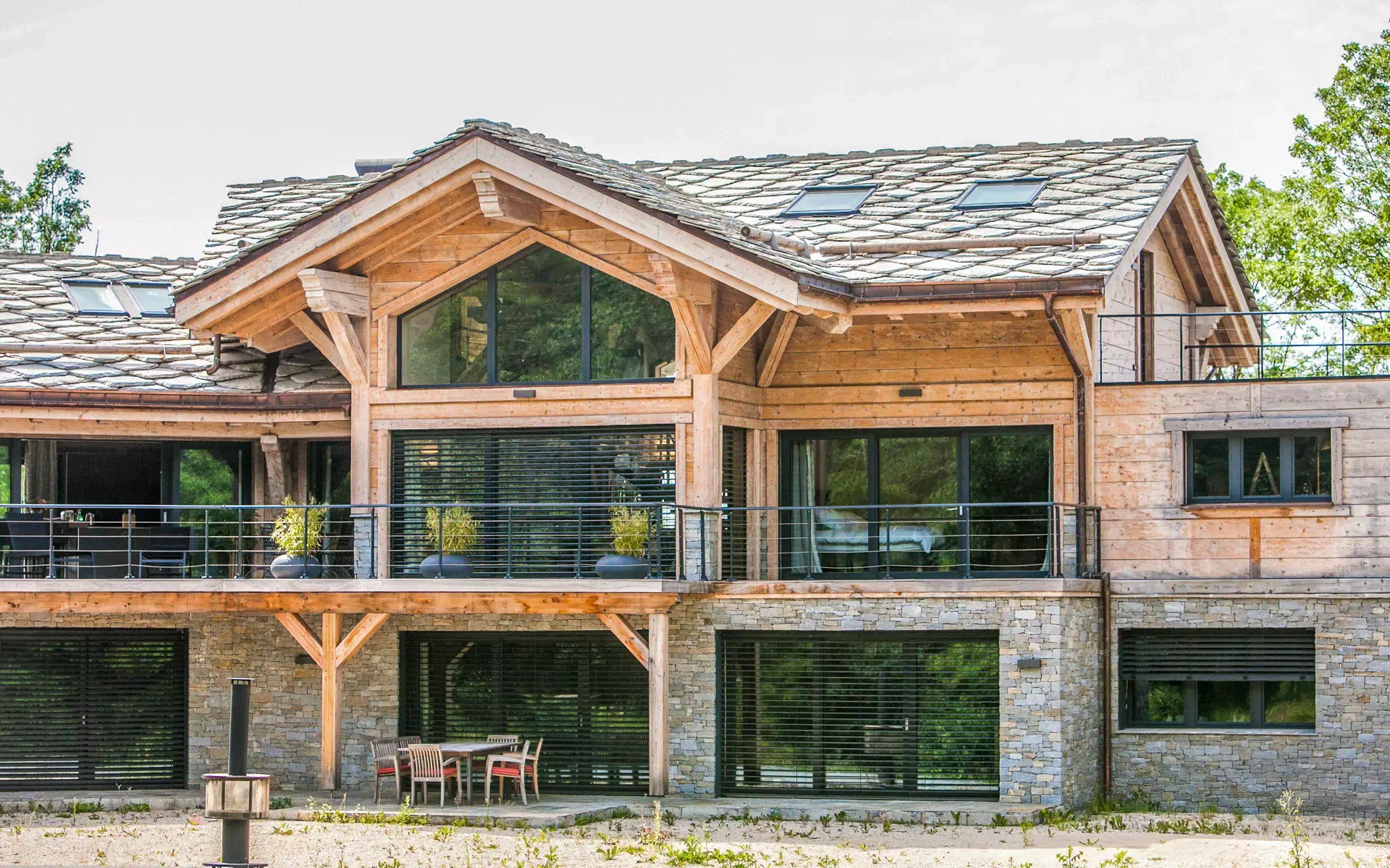 Chalet de montagne en bois et pierre avec balcon