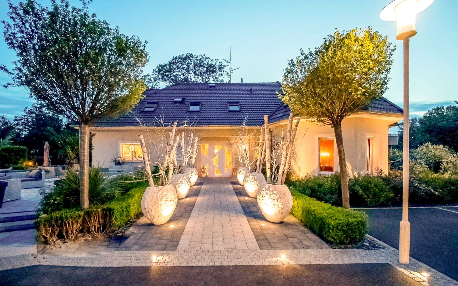 Façade de nuit de la maison d'architecte à Baldersheim à vendre - Arrière-Cour, agence immobilière spécialisée en Alsace