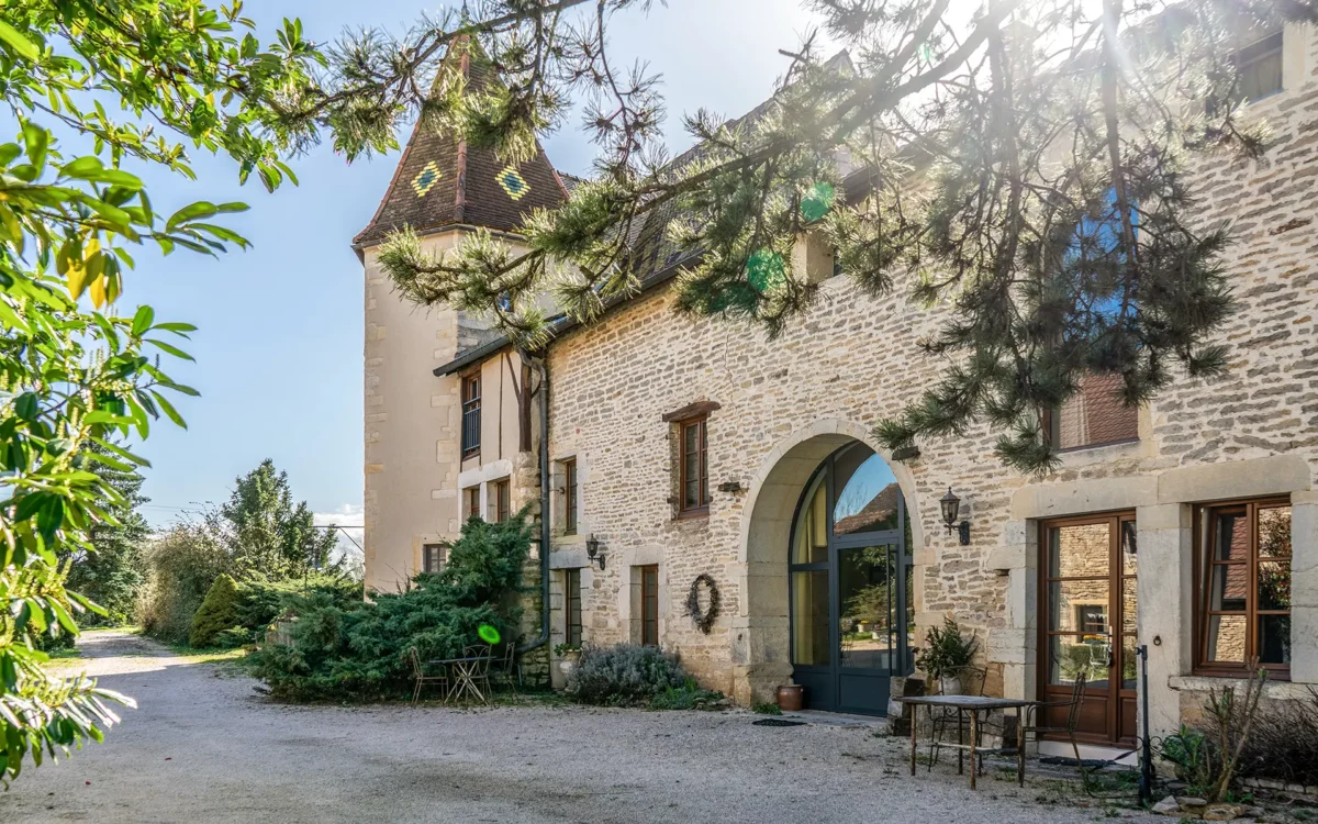 Façade du domaine seigneurial des XVe-XVIe siècle près de Dijon à vendre - Arrière-Cour, agence immobilière spécialisée en Côte-d'Or
