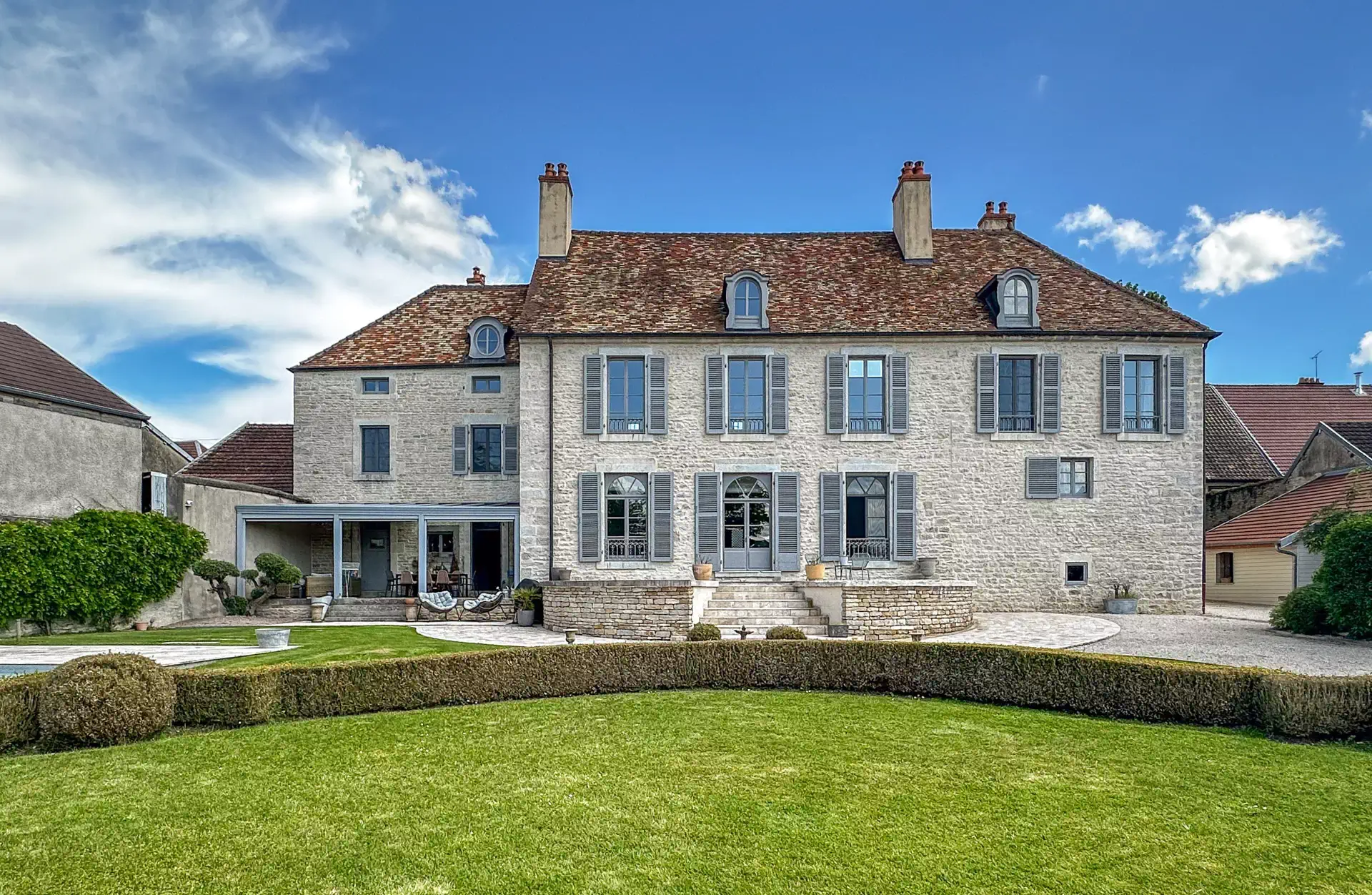Propriété ancienne en pierre avec jardin