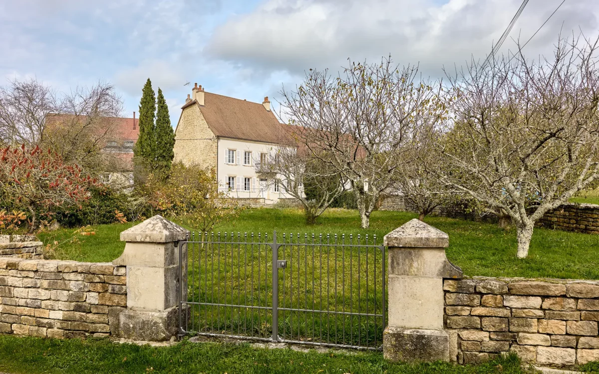 Façade et jardin de la maison vigneronne proche de Château-Chalon à vendre - Arrière-Cour, agence immobilière spécialisée dans le Jura