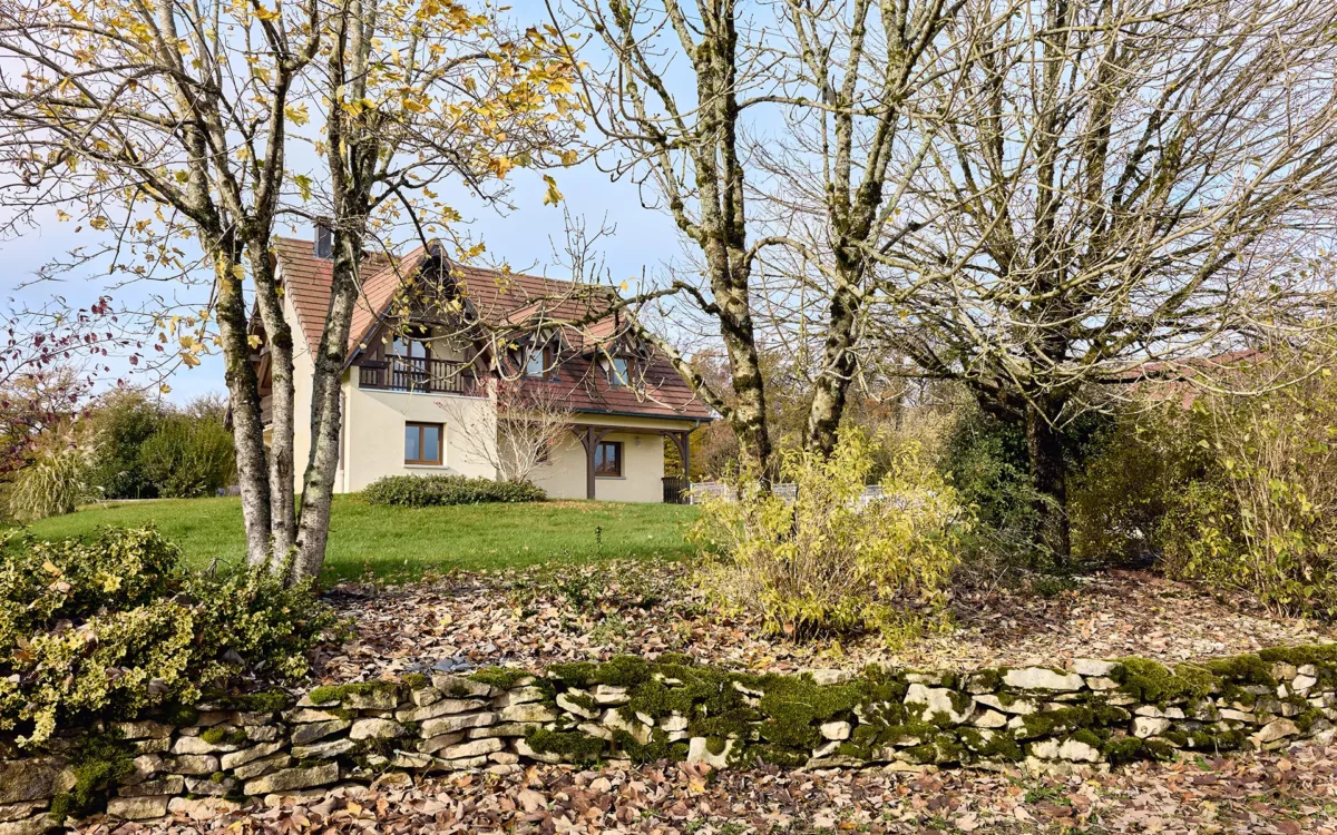 Façade et nature de la maison familiale avec piscine à Charnay à vendre - Arrière-Cour, agence immobilière spécialisée dans le Doubs
