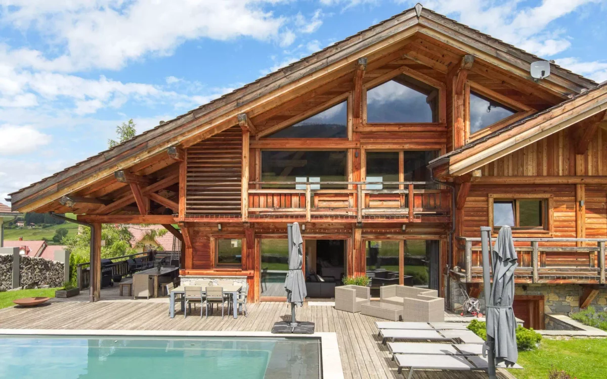 Façade arrière et piscine du Chalet dans le Haut-Doubs à vendre - Arrière-Cour, agence immobilière spécialisée dans le Doubs