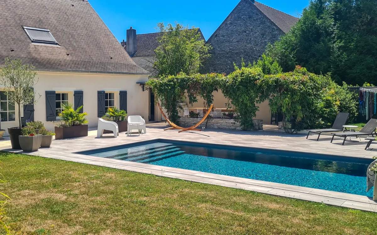 Façade et piscine de la maison de caractère à Gilly les Cîteaux, au cœur de la Côte de Nuits à vendre - Arrière-Cour, agence immobilière spécialisée en Bourgogne