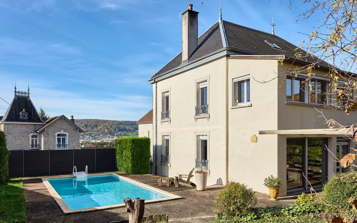 Façade et piscine de la maison de caractère avec piscine à Vesoul à vendre - Arrière-Cour, agence immobilière spécialisée en Haute-Saône