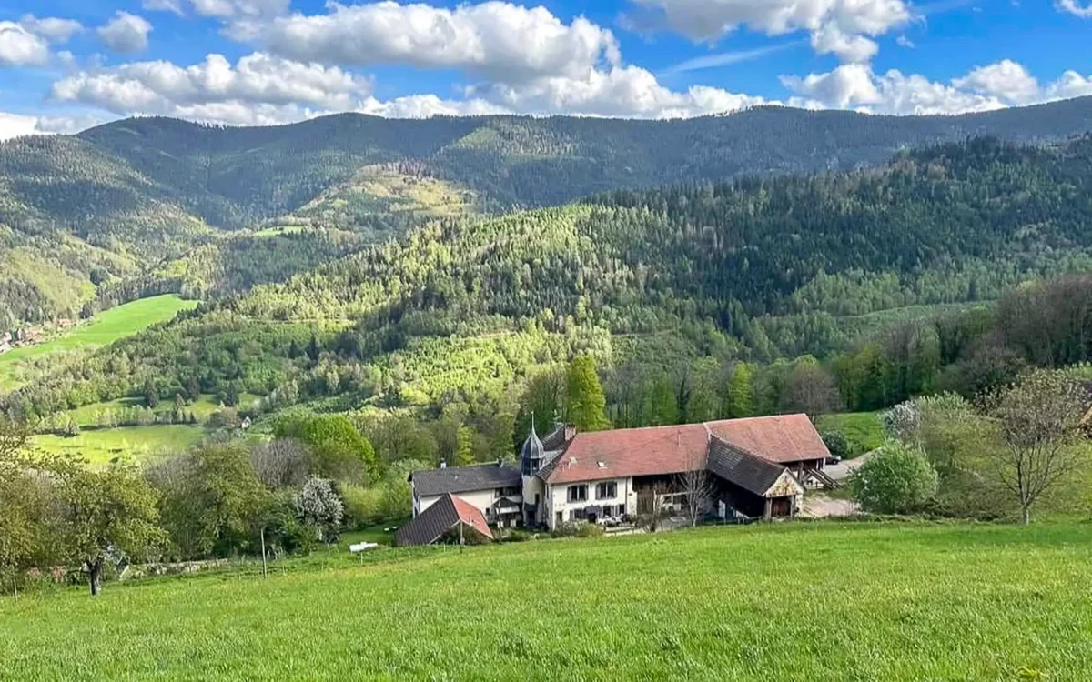 Façade et sur les montagnes de la résidence bourgeoise rénovée au cœur du Val d’Argent à vendre - Arrière-Cour, agence immobilière spécialisée dans le Haut-Rhin
