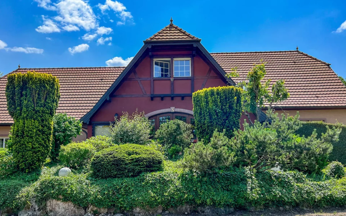 Façade Alsacienne typique de l'ancien restaurant proche de Mulhouse - Arrière-Cour, agence immobilière spécialisée en Bourgogne Franche-Comté