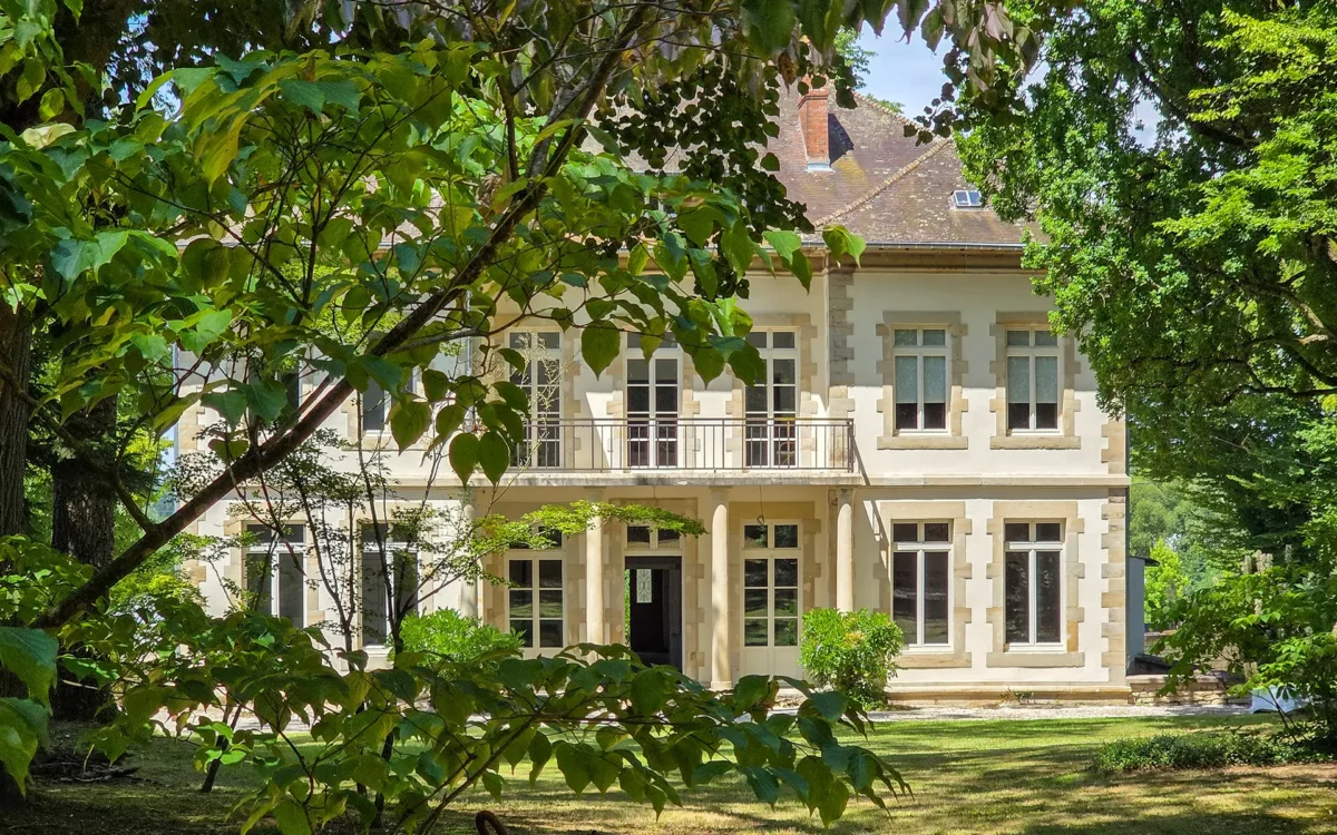Façade et verdure de la maison de maître à Pexonne à vendre - Arrière-Cour, agence immobilière spécialisée dans les Vosges