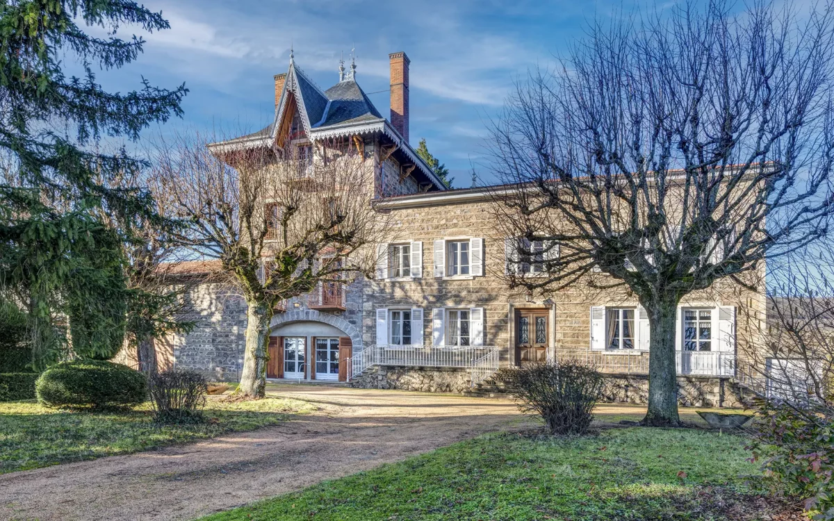 Façade et verdure de la demeure bourgeoise au cœur du Beaujolais viticole à vendre - Arrière-Cour, agence immobilière spécialisée dans le Rhône
