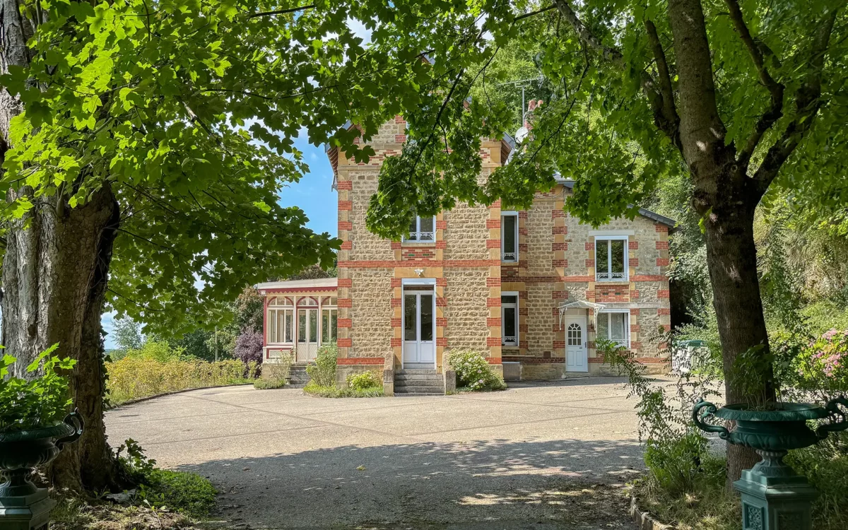 Façade et verdure de la maison de maître proche Sedan à vendre - Arrière-Cour, agence immobilière spécialisée dans les Ardennes