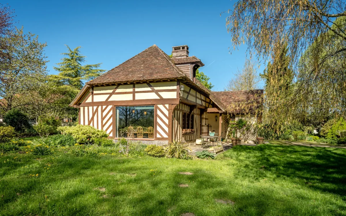 Façade et verdure de la maison en ossature bois à Assenay à vendre - Arrière-Cour, agence immobilière spécialisée dans l'Aube