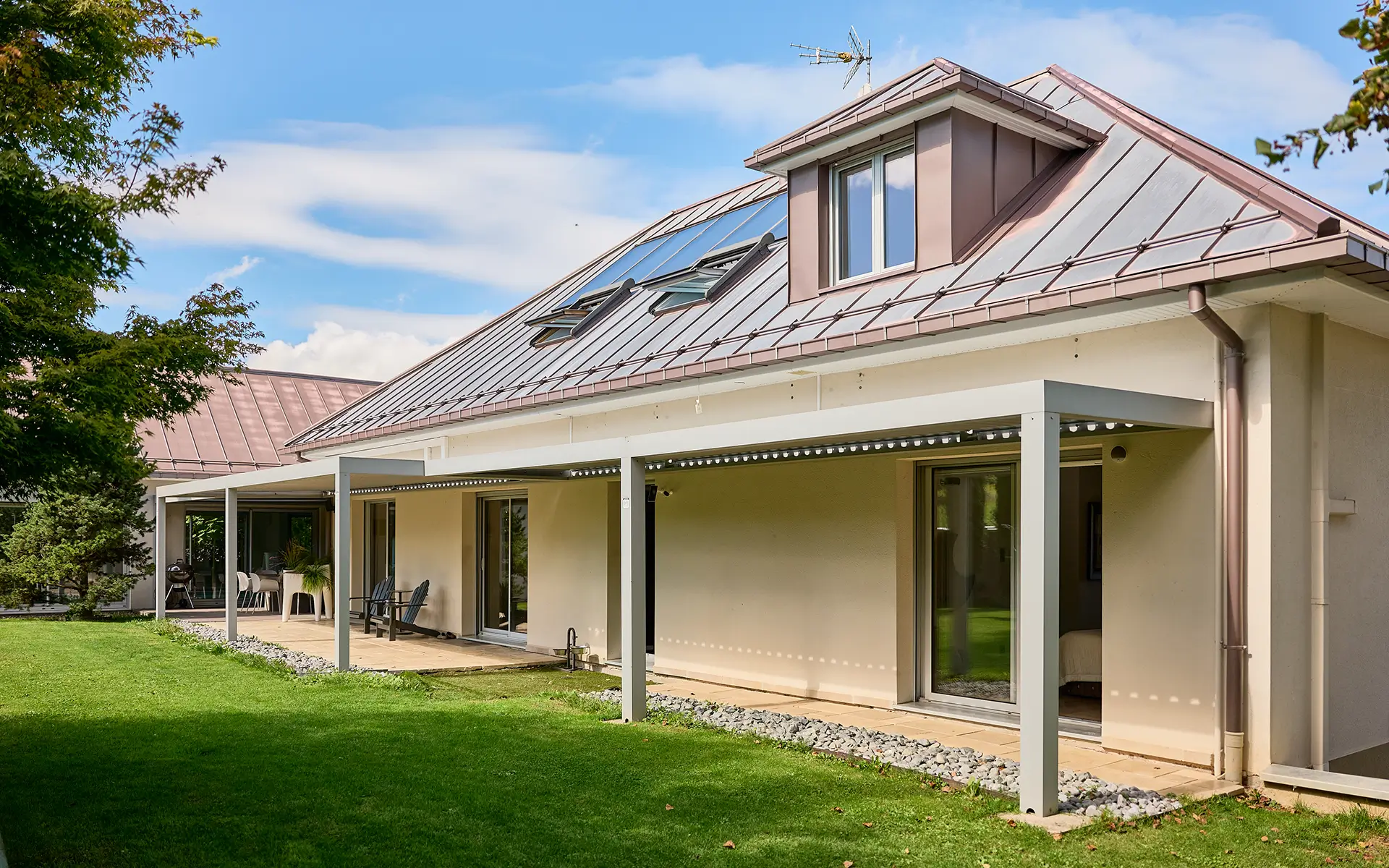 Façade et verdure de la villa haut de gamme proche de Belfort à vendre - Arrière-Cour, agence immobilière spécialisée en Haute-Saône