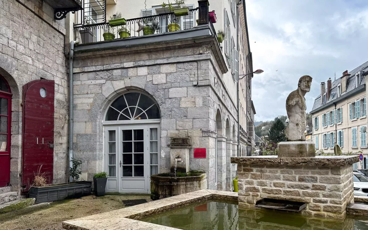 Façade de l'hôtel particulier à Salins-les-Bains à vendre - Arrière-Cour, agence immobilière spécialisée en biens d'exception