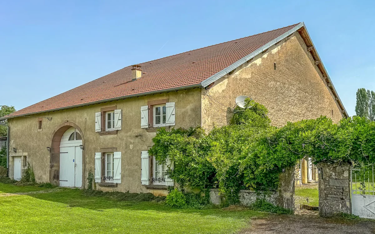 Façade lumineuse de la charmante ferme restaurée entre Lure et Vesoul à vendre - Arrière-Cour, agence immobilière spécialisée en Haute-Saône