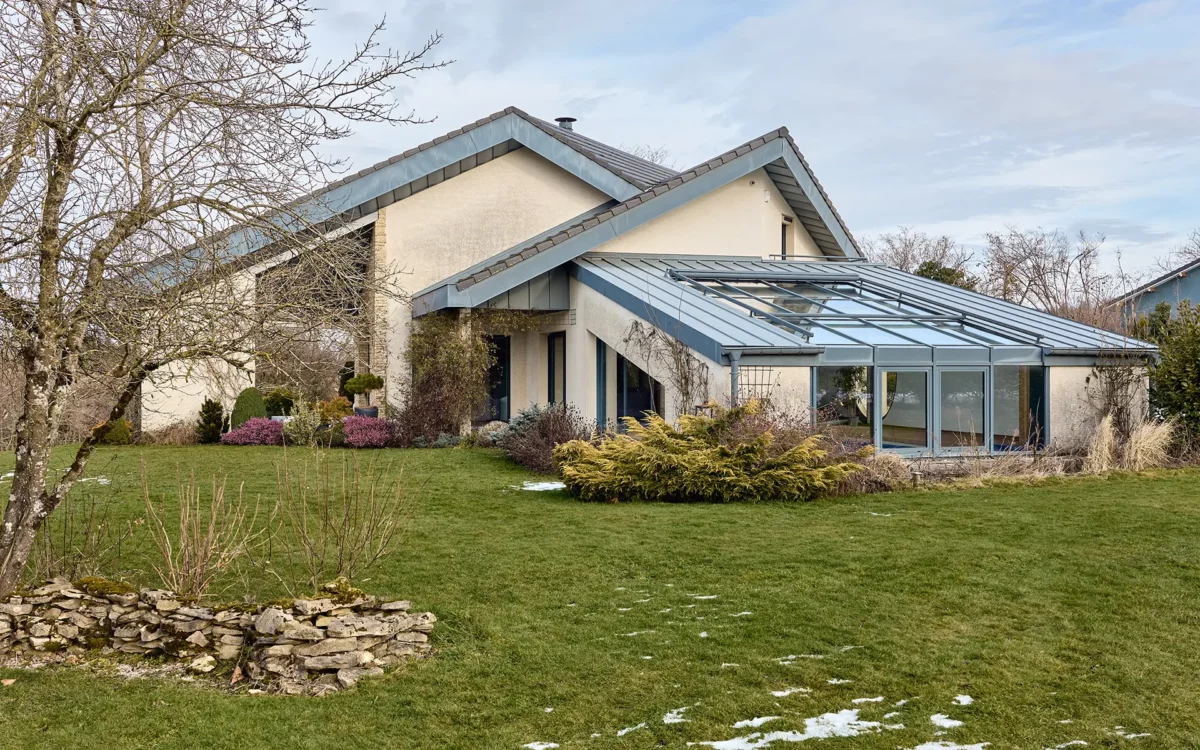Façade lumineuse de la maison d’architecte à Glainans à vendre - Arrière-Cour, agence immobilière spécialisée dans le Doubs