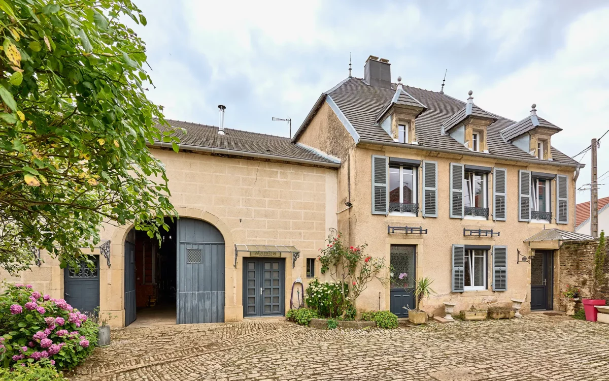 Façade lumineuse de la maison de caractère proche de Vesoul à vendre - Arrière-Cour, agence immobilière spécialisée en Haute-Saône