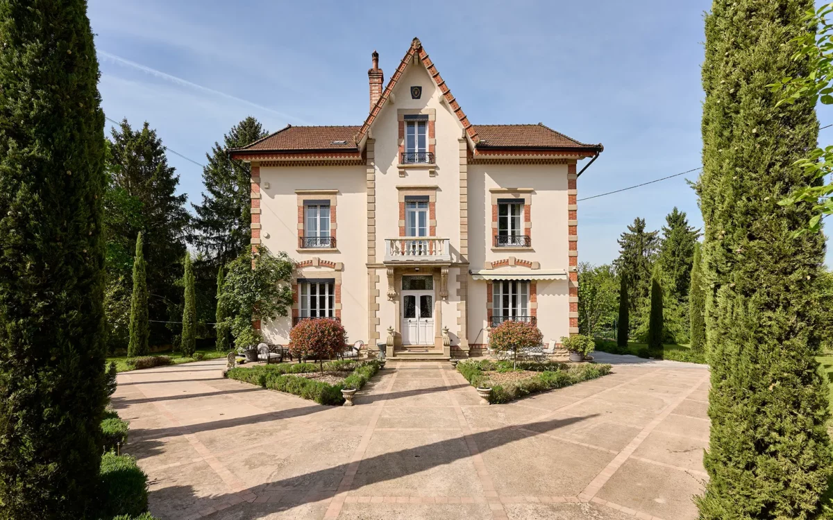Façade lumineuse de la maison de maître à Passavant-la-Rochère à vendre - Arrière-Cour, agence immobilière spécialisée en Haute-Saône