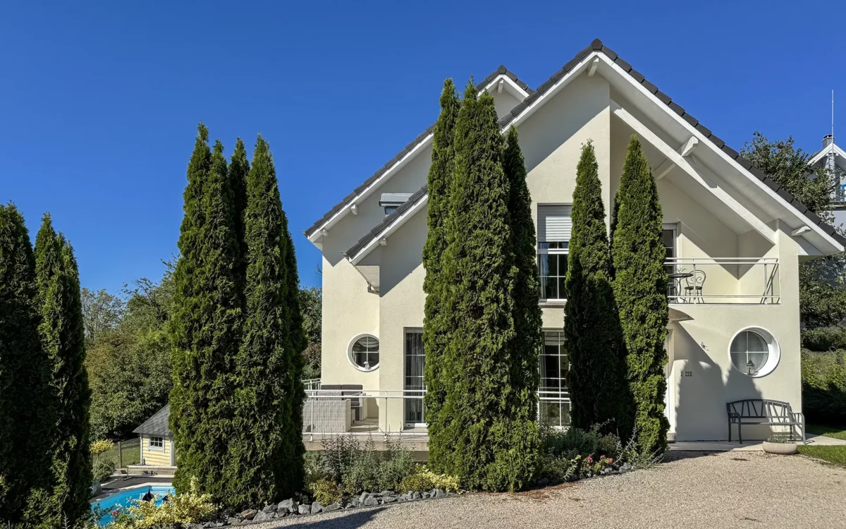 Façade lumineuse de la villa avec piscine proche de Montbéliard à vendre - Arrière-Cour, agence immobilière spécialisée dans le Doubs