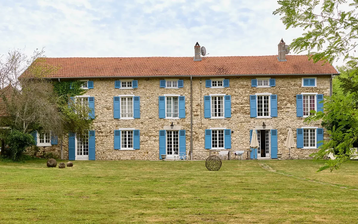 Façade de la maison ancienne à Igny à vendre - Arrière-Cour, agence immobilière spécialisée en Haute-Saône
