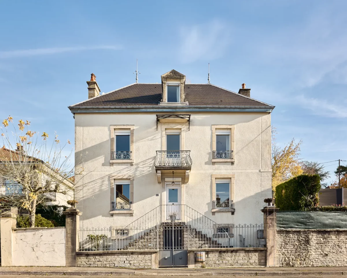 Façade de la maison de caractère avec piscine à Vesoul à vendre - Arrière-Cour, agence immobilière spécialisée en Haute-Saône