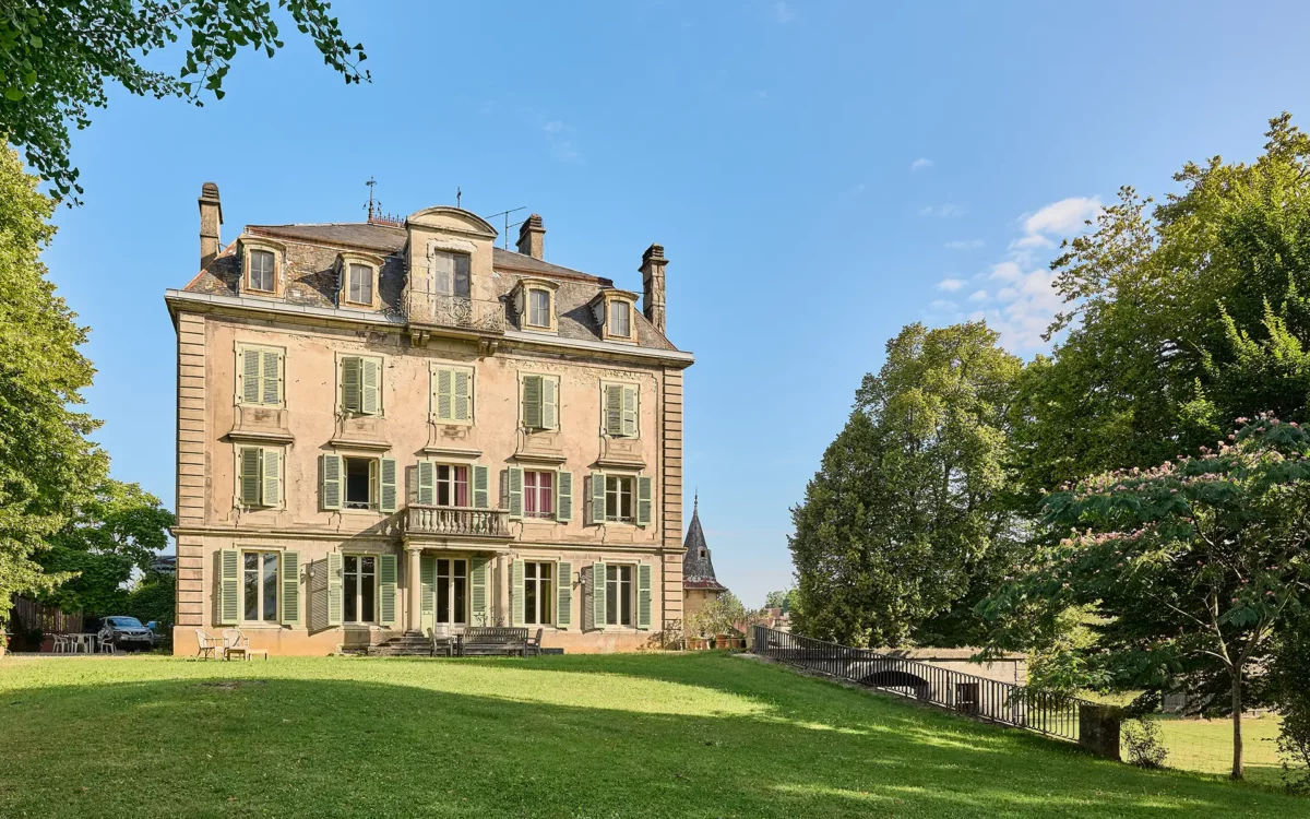 Façade de la maison de maître à Montmorot, proche Lons-le-Saunier à vendre - Arrière-Cour, agence immobilière spécialisée dans le Jura